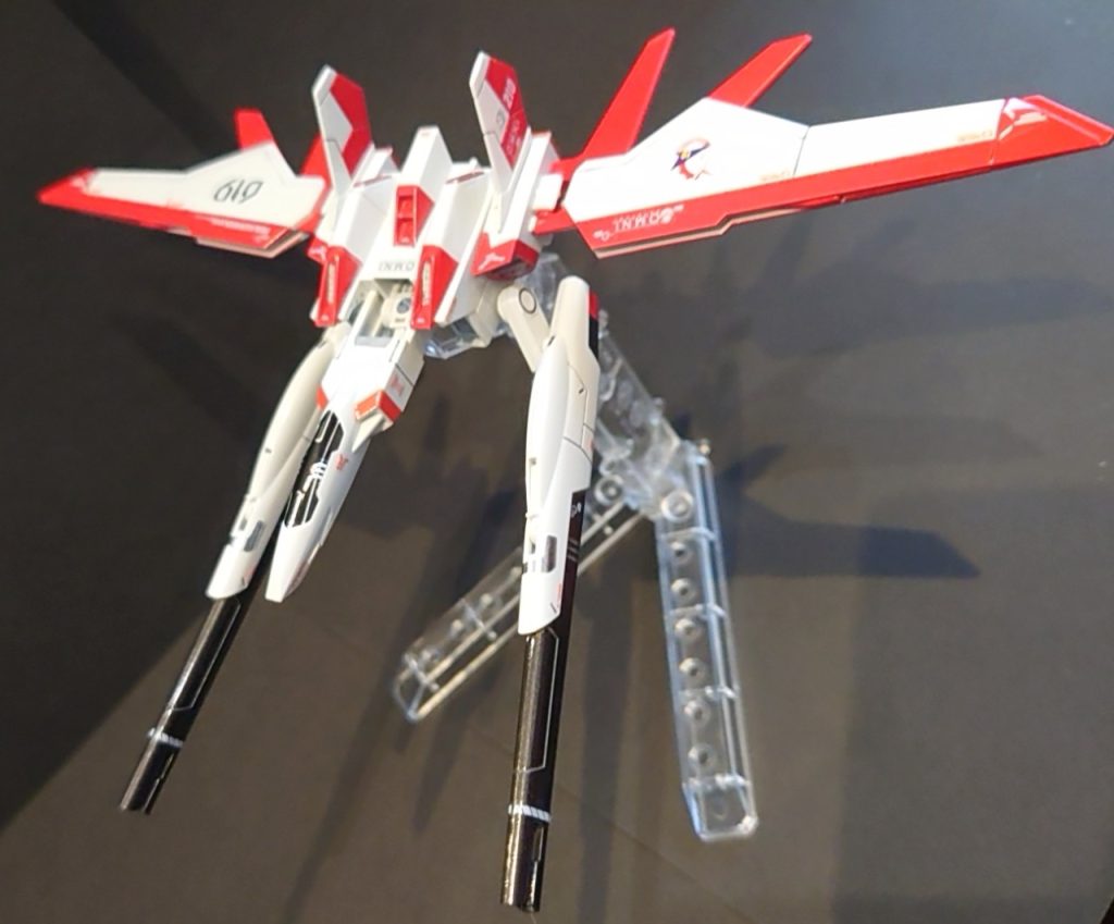 ビルドブースター・エリュトロン元ネタは真っ青だったビルドブースターも真っ白だったので、機体色に合わせて塗装しました。