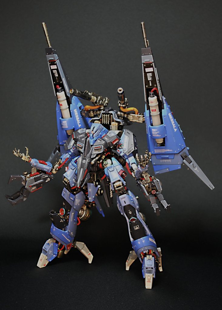 全体のシルエットは手足の長いエイリアンぽく、少し気持ちの悪い感を出してみました。