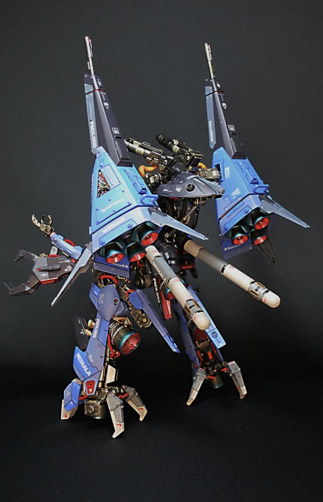 後ろから見ると各所がうるさくごちゃごちゃしてますね。😅これは作者の癖です。💦