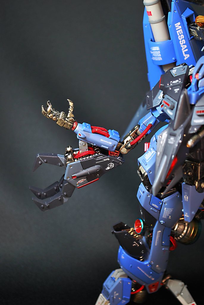 クローは腕から少し浮く機構にしてみました。だって、カッコイイから。🤩