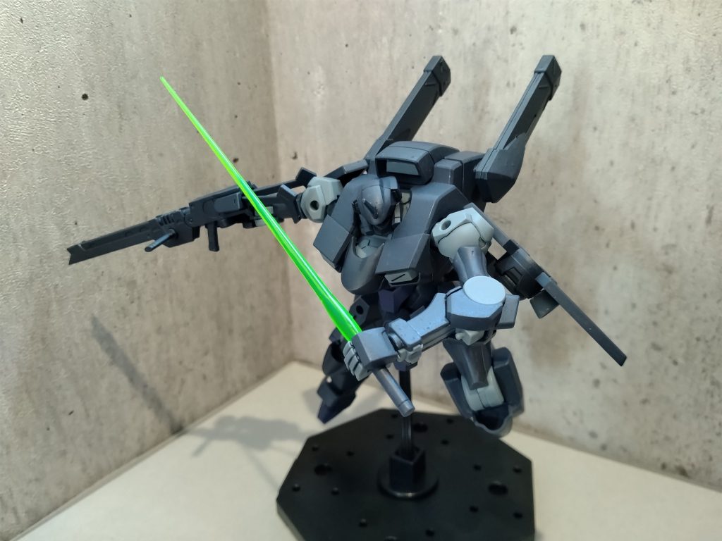 ビームサーベルで斬りかかるザウォート