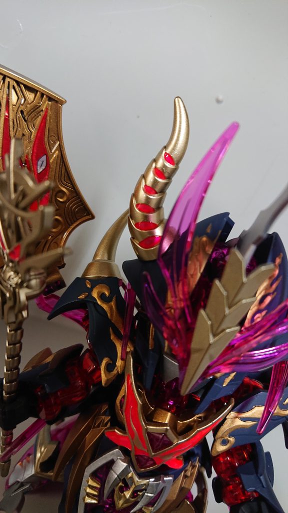 個人的には、蛍光ピンクがの後に、レジンで蓋おし、厚みが出たのが気にいってます。胸のV字型、角、羽パーツの一部分がそれに該当します。