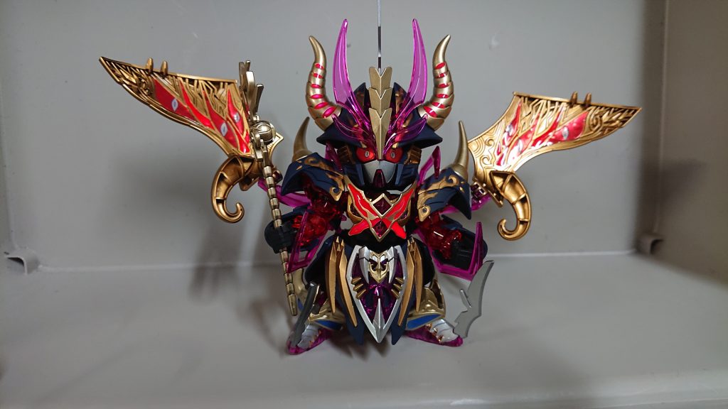 塗りわけがめんどかった。なので羽はゴールド一色で妥協。