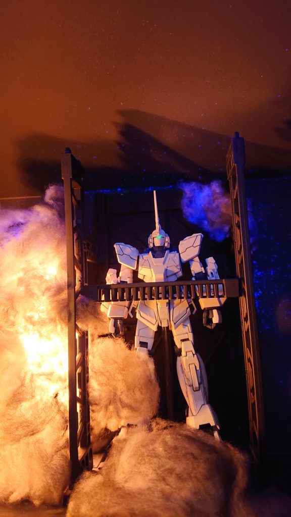 カメラアイについては蛍光塗料での塗装を行いブラックライトでの発光表現をできるようにしました。（ブラックライトの灯りは気にしないでいただけるとありがたいです。）