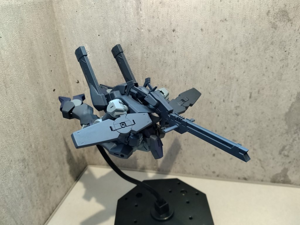 飛行形態(側面)脚は後方に伸ばし、腕は曲げただけです。