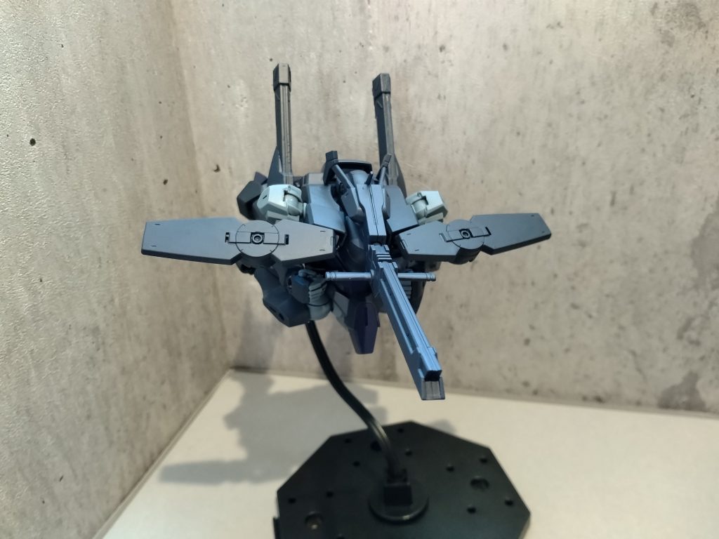 飛行形態(正面)試作新型リニアライフルを機首にして変形します。