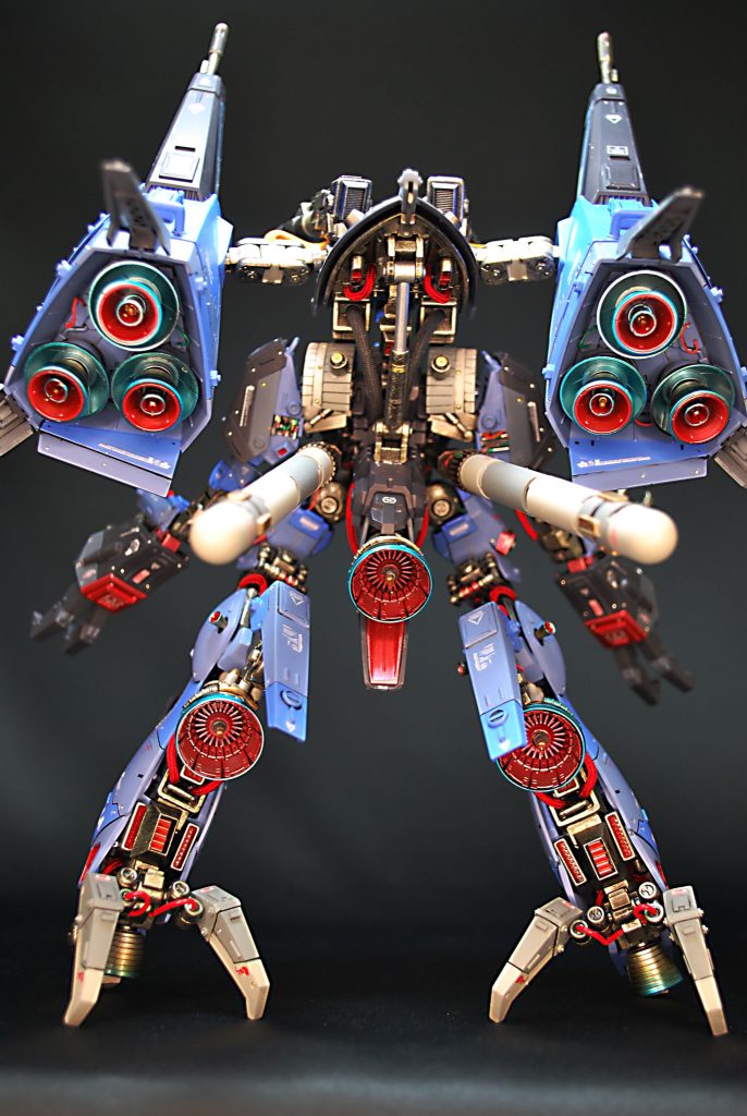 これだけ大型のバーニアがあると、MA形態での推力はハンパなくGがかかりますね!