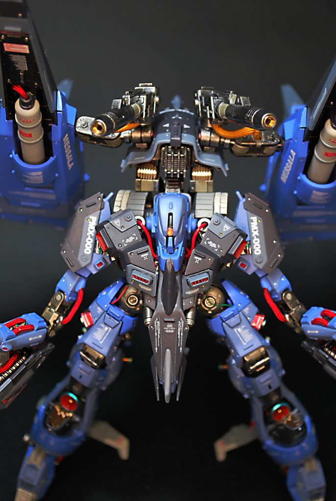 実物は結構明るくモノアイが点灯してます。