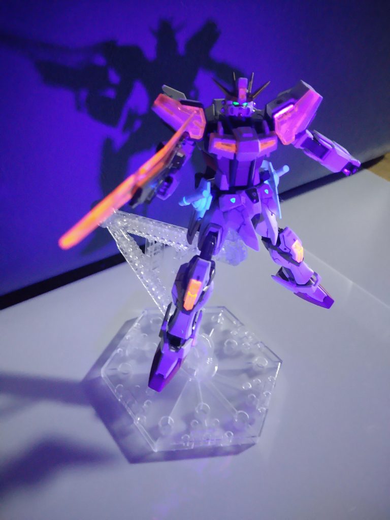 この機体は穴がいっぱいあるのでこれから色々オプションパーツをつけてみたい。