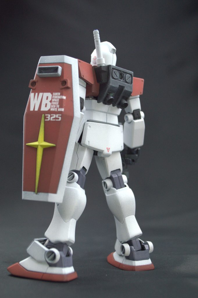 スラスターのエッジを削り込みましたしごできなジムというコンセプトで、キリア・マハ機としてデカールを貼りました。S字立ちできるように、胸部分にも間接を仕込んでいます