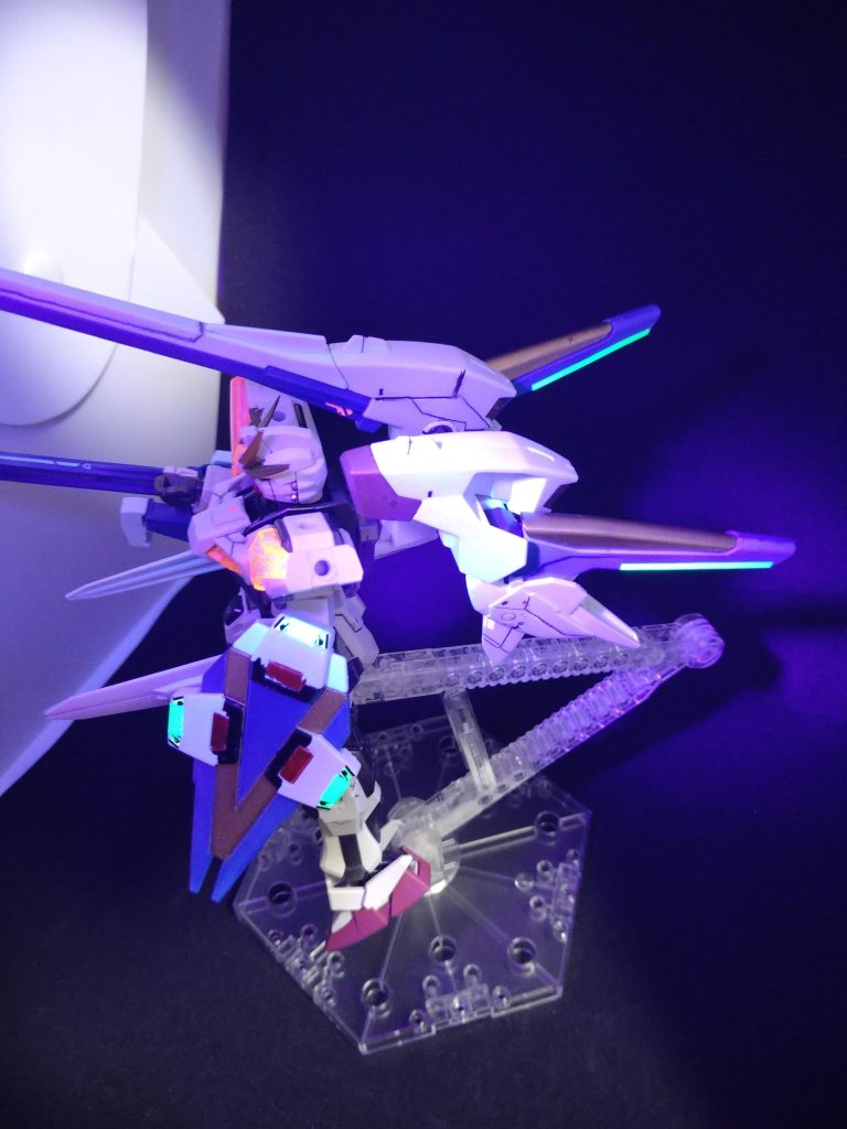 蛍光デカールを貼って情報量アップ光の翼エフェクトが無いのが残念