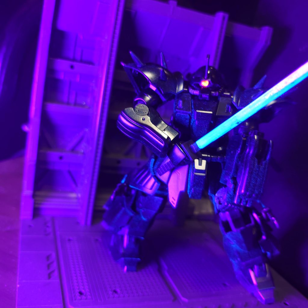 起動実験日システムチェック中に動き出す機体。当然、テストパイロットは未搭乗。責任者「おいっ!どうなってる?パイロットは乗ってないぞ!」怪しく光るモノアイ。ブレードの燐光はパイロットの無念か…それとも闘争を求める意志の表れか…それから数日後。この機体は書類上廃棄扱いとなるが…不思議なことに決済者は起動実験で行方不明となった責任者であったそうな…。