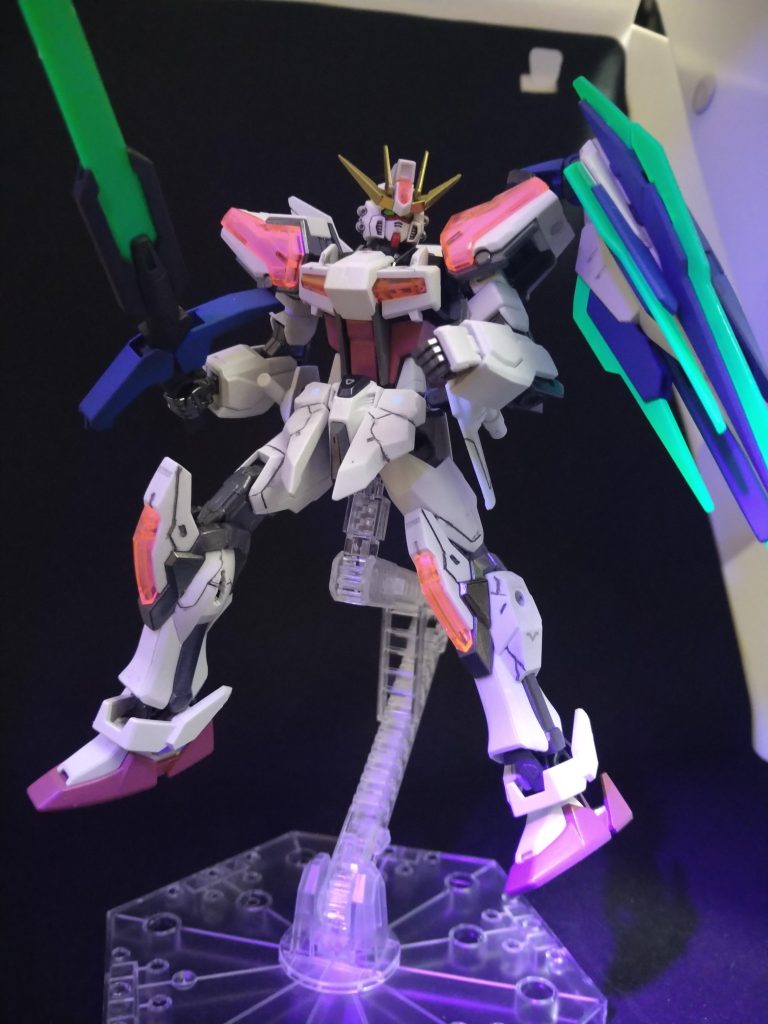 GNソードビットは写真ではわかりませんが、蛍光グリーンとプリズムミントブルーグリーンの調色で塗装しています。