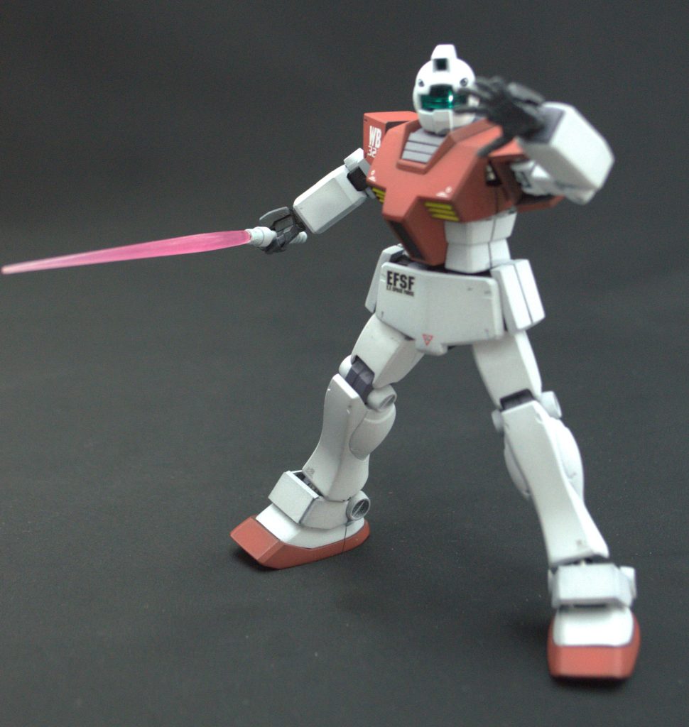 サーベルを流用しようとしましたがガンダム系だと細くて長くてちょっとカッコよすぎるので、SDのユニコーンガンダムから流用しました。これくらいの尺がジムっぽいですよね。