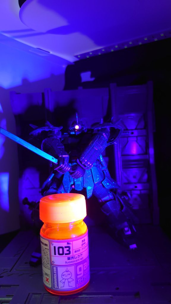 ブラックライトを当てるとモノアイ発光、機体表面に燐光を発します。刀身はそのまま蛍光クリアを筆塗りしてますが…削りが甘くて、塗料の厚みで鞘に収まらないトラブル(汗)