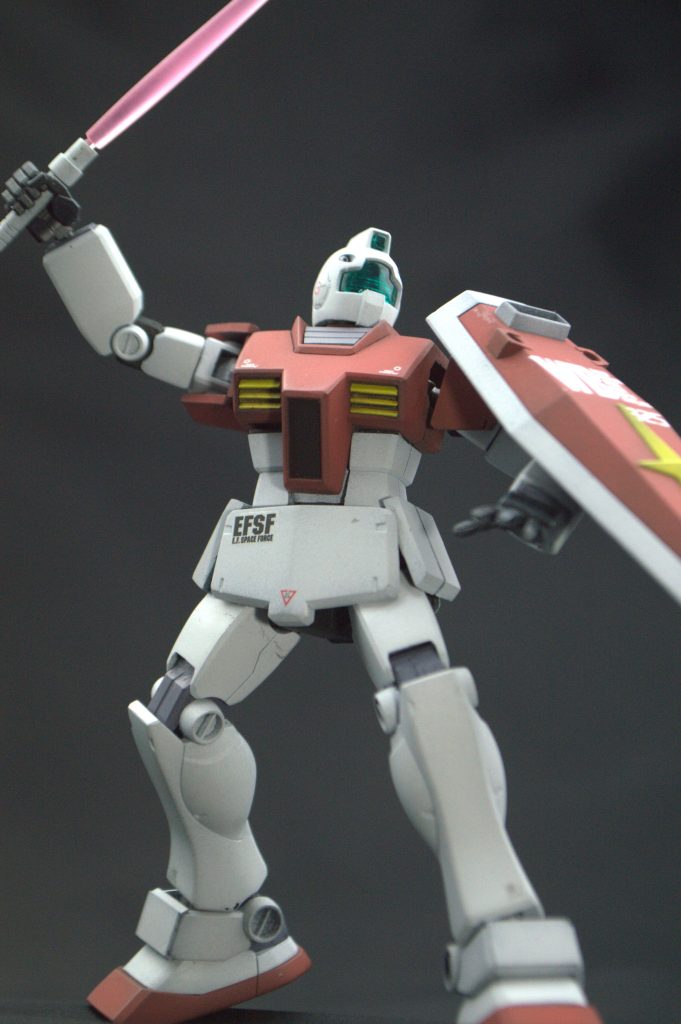 このバイザーパーツの内部カットは今の目で見ても素晴らしくきれいですよね。胸関節のおかげで、上体を反らせることができます。