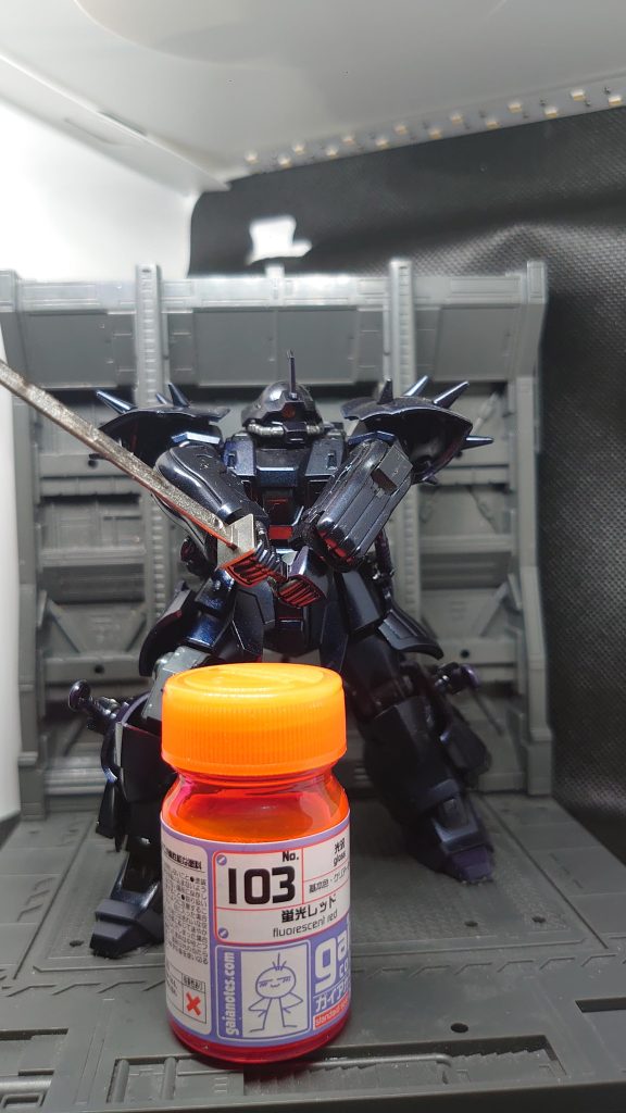 モノアイはガイアカラーの蛍光レッドを塗ったHアイズ化。怪しい燐光を発するイメージで作ったので、トップコートに蛍光クリアーを混ぜて吹いてます。