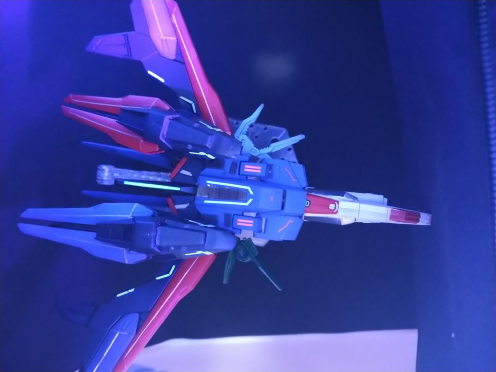 ストライカーパックに蛍光デカールを貼って情報量アップ