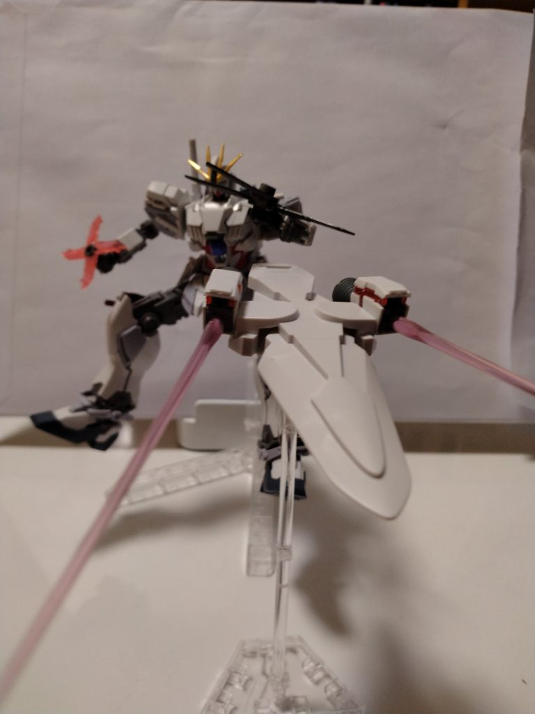 格闘戦で邪魔にならないようシールドはファンネルにしてビームサーベルを装備した。