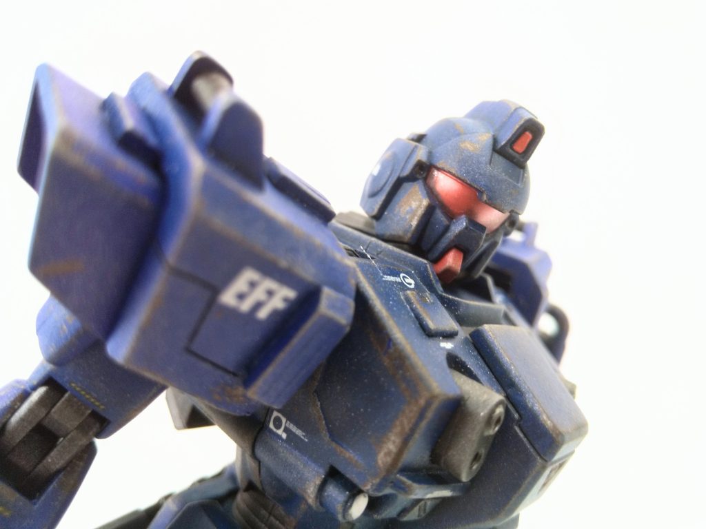 「たった一機、見た目はただのジムだぜ?ただな、ずっと目が赤く光ってたんだよ。ありゃ不気味だったぜ…動きも何か変でな… 姿勢制御がバグッてんのか、ふつーそんな動き方しねぇだろっていう無茶苦茶な挙動してやがんだよ。あんなん、自分で動かしててもゲロ吐くぜ」口調に熱が入りながらも、その手は丁寧な動きでモノアイレンズにコーティング剤を塗り込んでいる。子供の身長程の直径のレンズに手塗りとは…