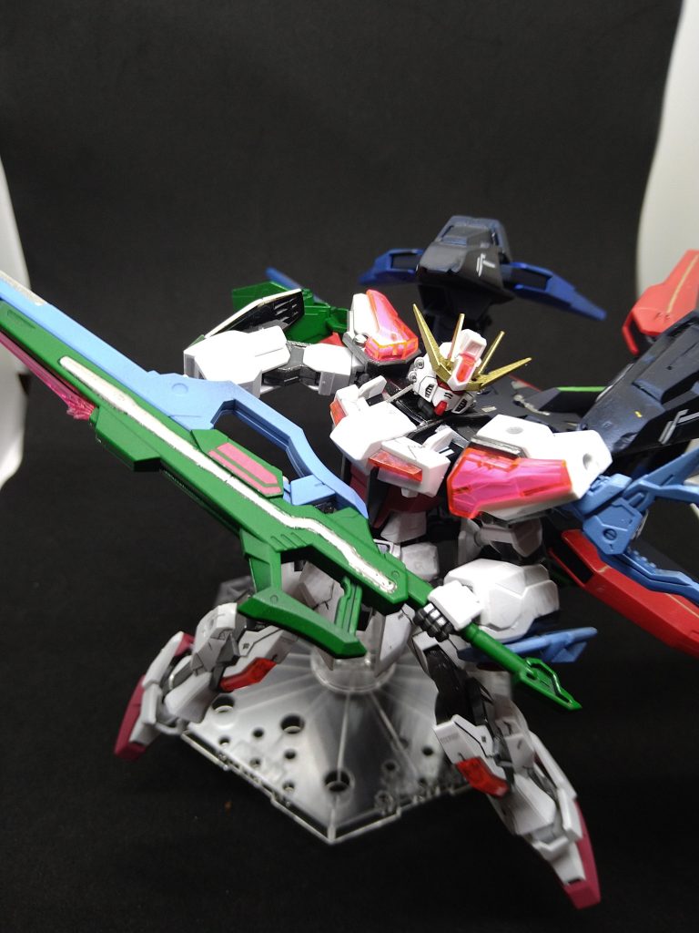 スーパーアグニは重くて片手だと自重に負けて降りてきてしまうので、右手の上に置いて撮影しました。