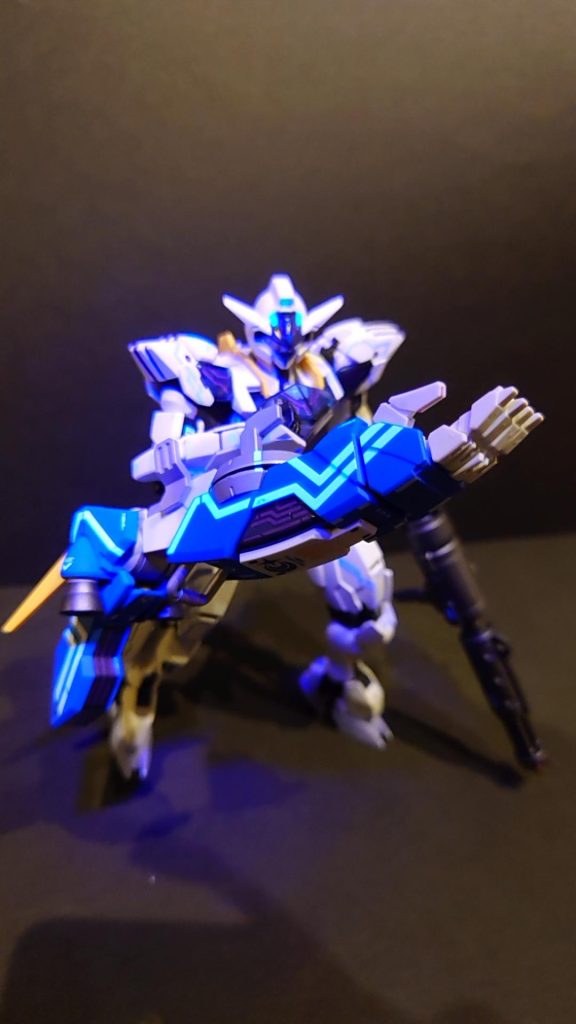 本体の内部フレームはメタルブラック、虎の手の内部フレームはライトガンメタルと変えてあります