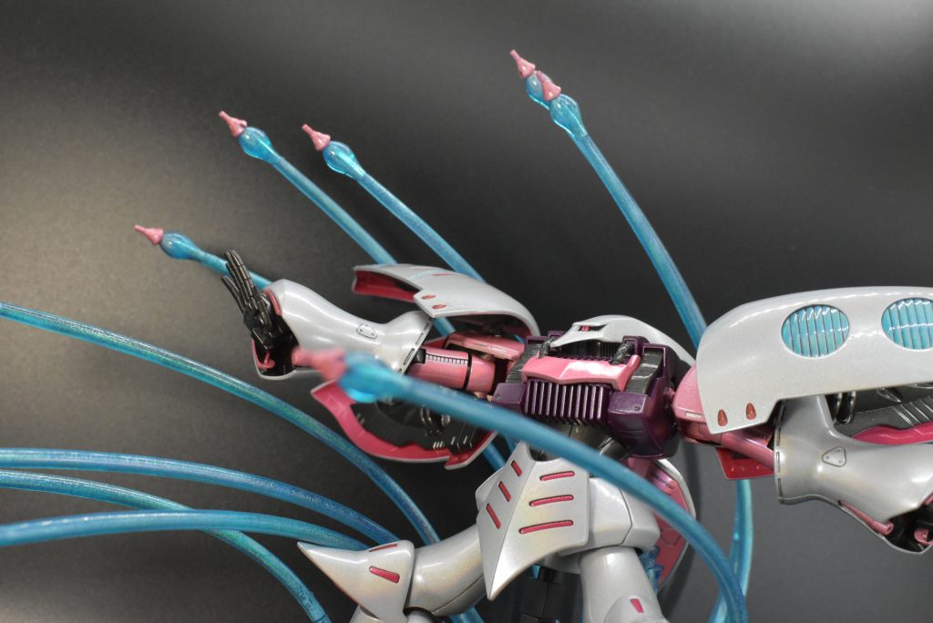 ファンネルエフェクトセットもホロブルーでコート。ポージング中にポロポロ落ちて大変でした…もう2度と組み立てることはないでしょう…