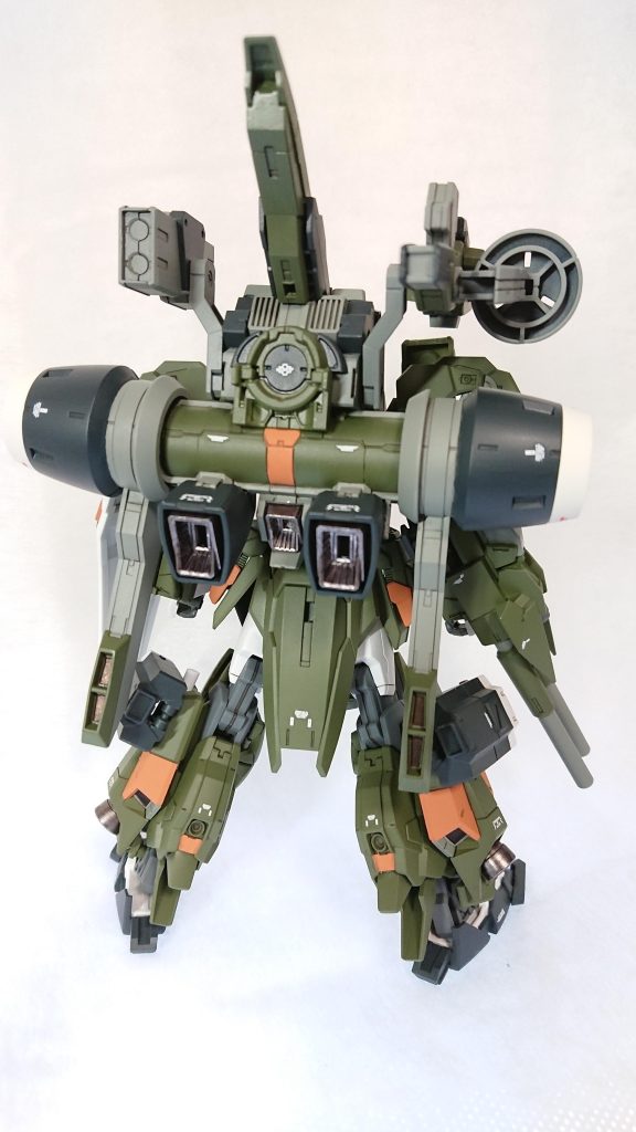 各部にデミバのパーツを追加してフルアーマー風に。 