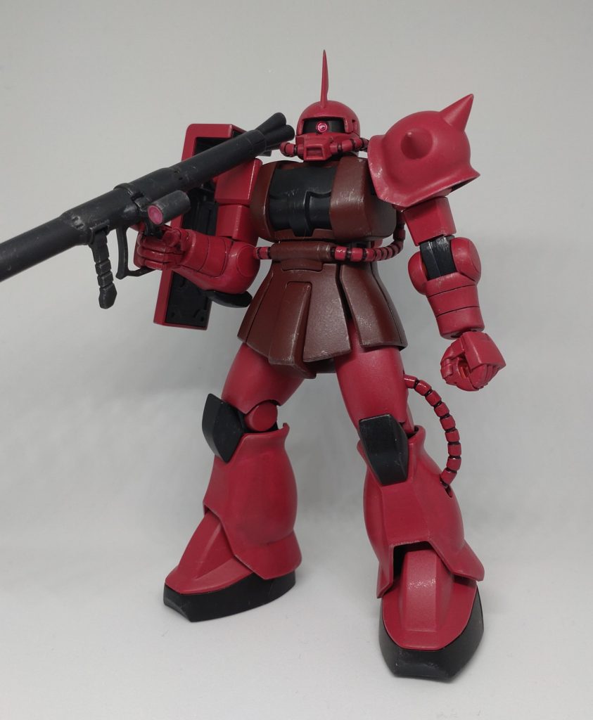 制作内容は以前投稿した量産型ザクと同じです。・全身の合わせ目消しと膝裏などの肉抜き穴埋め　（武器マウント用の腰の穴も埋めてます）・頭部の形状変更・胴体を腹部で分割し、可動化・モノアイを市販バーニアパーツとクリヤレジンで作成