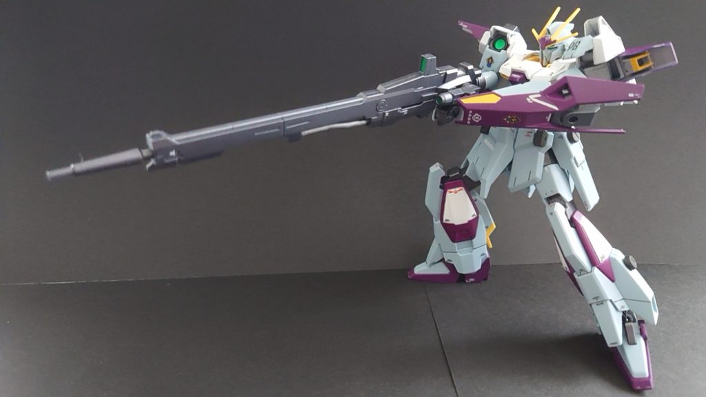 ロングレンジビームライフルビームライフルをメインウェポンとしていて、肩のセンサーとリンクさせる事で長距離からの狙撃を可能としている。この為、本機は主に遠距離攻撃をメインとした機体となっている。