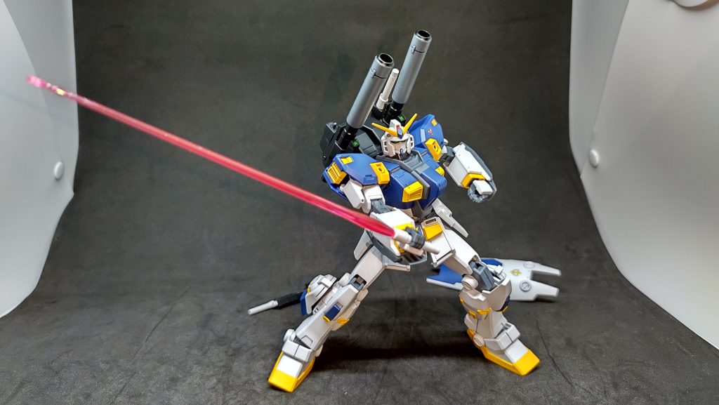 ビームサーベル。ライフルとシールドを放り捨てて···といった状況、的な。