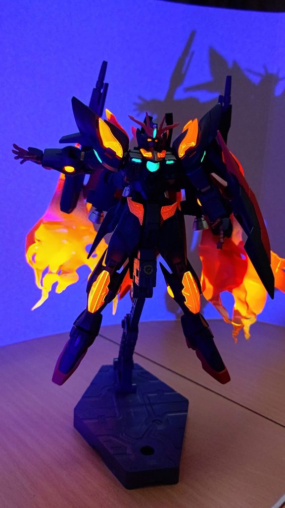 各部センサー、クリアパーツ、エフェクトはブラックライトで光ります。肘、膝の◯部分はHアイズのクリアを塗装してつけています。