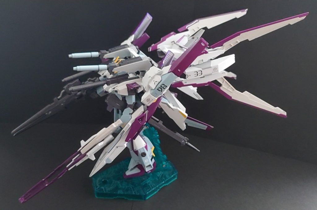 高火力のハイメガビームライフルを更に追加され、機動力は異次元の性能を持ち、何人も捉えることができない速度で敵を翻弄する。