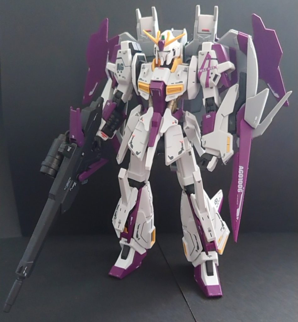 ベース機は『機動戦士Ζガンダム』に登場するモビルスーツ「Ζガンダム」で、機体を構成するパーツの大半はフルスクラッチされていて腹部にシリンダーが存在する等プロポーションはベース機から一変している。