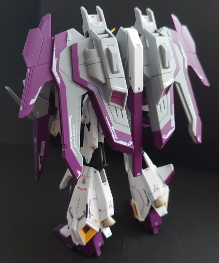 Ζガンダムの最大の特徴と言えばウェイブライダーへの変形機能だが、本機ではオミットされている。代わりに基本性能が高められた為、変形する事なく高い機動力を確保している。