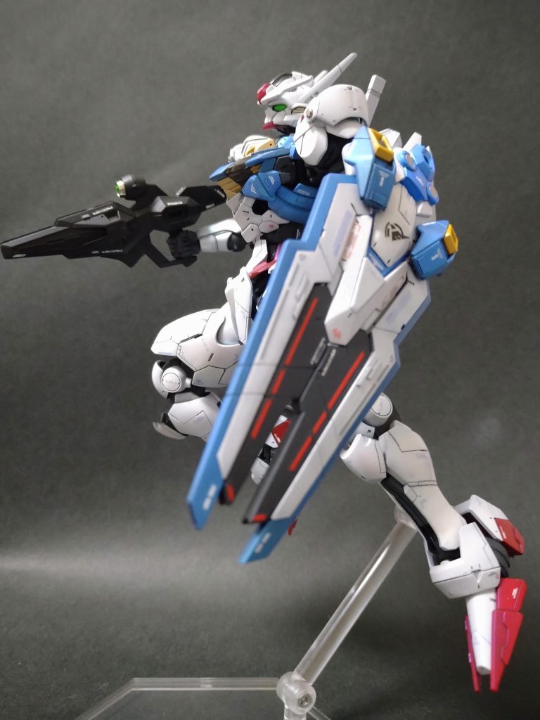 シールドとして取り付ける際、中心部の六角形のビットが接続軸になるため、元キットより盾としての位置が下がってしまうのが残念ポイントです。膝当ては合わせ目消しついでに完全分割して、フレームへ接着しました。このほうが変な隙間できなくていいんじゃないでしょうか。