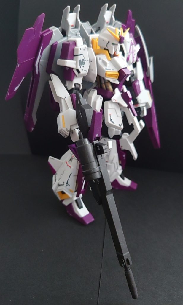 また装備している武器や背部のバインダーは組み替えできるようになっていて、背部にビームライフルとシールドをマウントしてキャノン形態に移行したり、バインダーを格闘武器に転用したり、最強攻撃「フェニックスバースト」の発射形態になったりと多彩な運用法を可能とした事で距離を問わず高い戦闘力が発揮できるようになった。