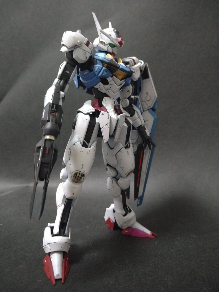 ビームライフルの板状の部分もカットしました。中の銃口部はコトブキヤのバーニアパーツで再現してます。スコープ部にはハイキューのメタルパーツにHアイズをつけてみました。