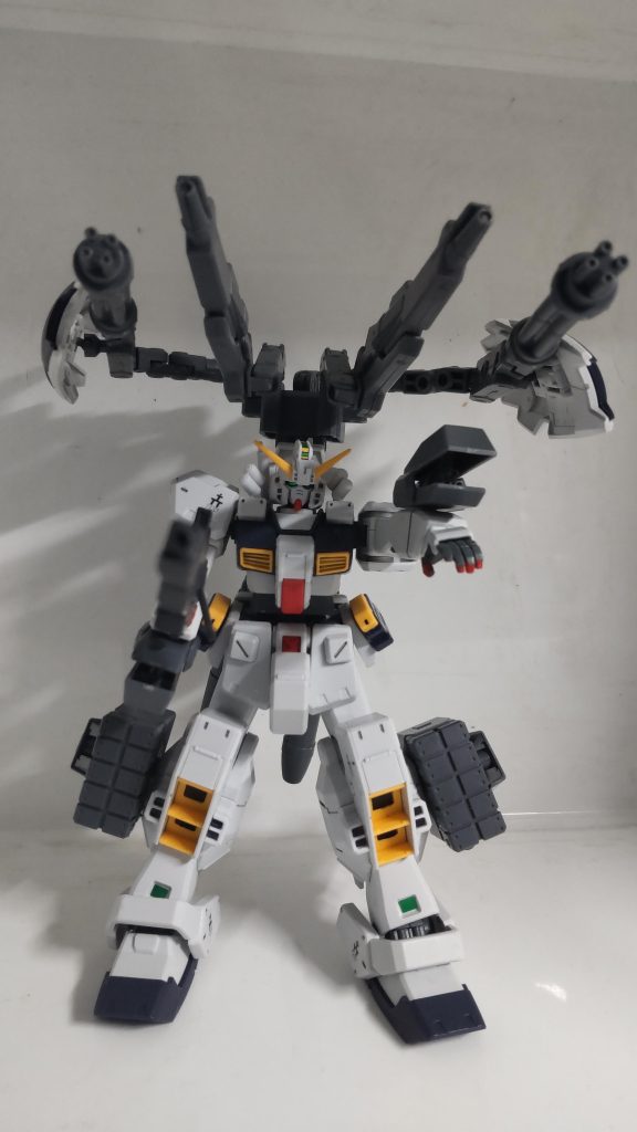 フルバースト的な。シールドにガトリングを付けたくなるのはグフカスやユニコーンの影響なのかな。