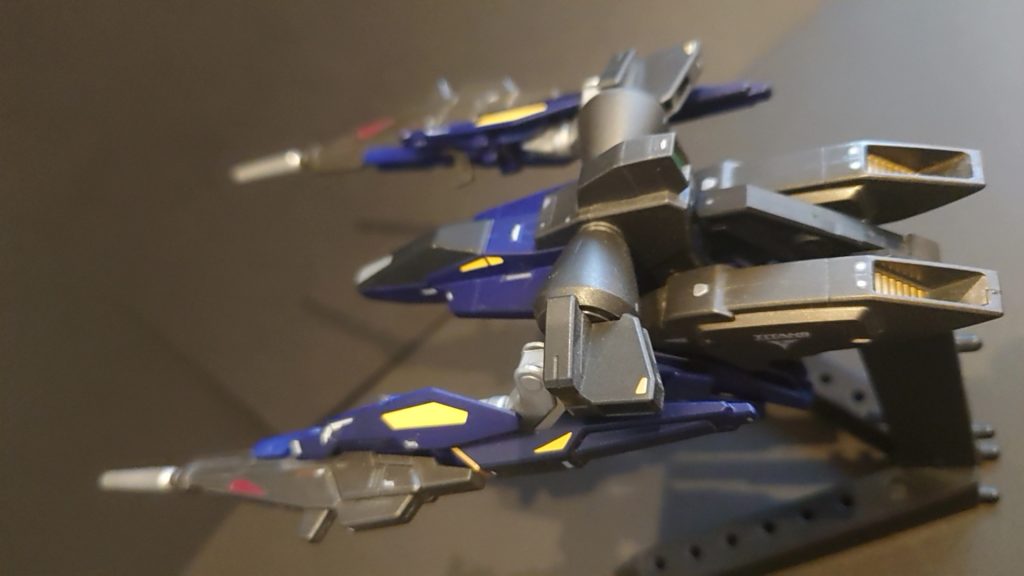 試作0号機高機動型の稼働時間の補助と火力強化のために、専用に開発されたバックウエポンシステム。