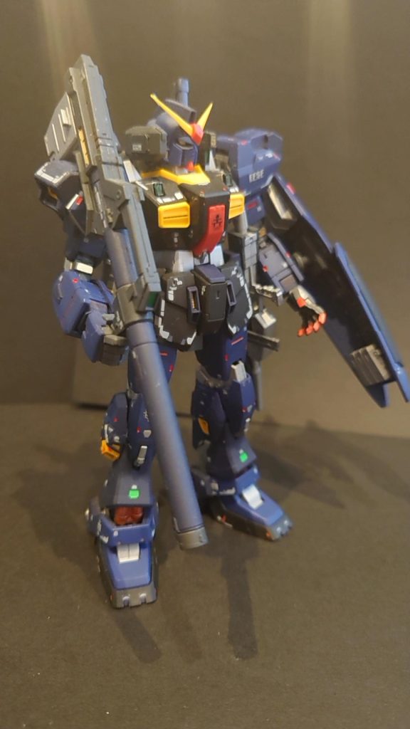 肩部と脚部に高機動テスト用スラスター　胸部ダクトはマスク装甲を施し、より高い高機動性能を実現している。武装もガンダムマークIIと同等の物が実装されている。