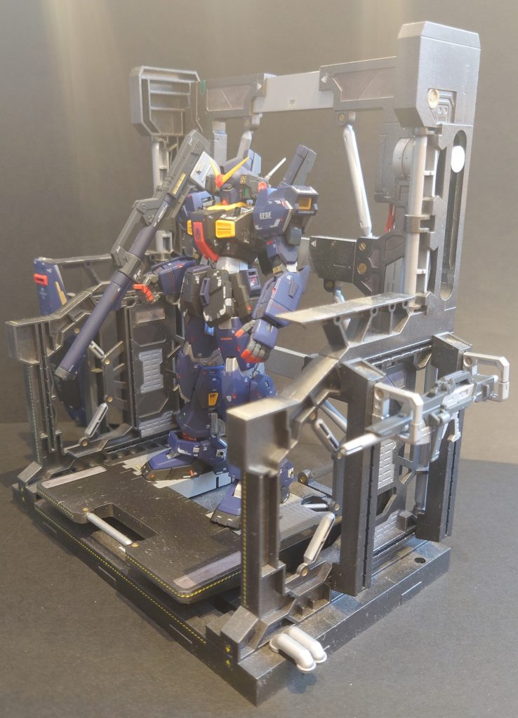 その扱い辛さゆえに並みのパイロットではまともにコントロールできず、パイロットにはムラサメ研究所の強化人間プロト・ゼロが選ばれている。