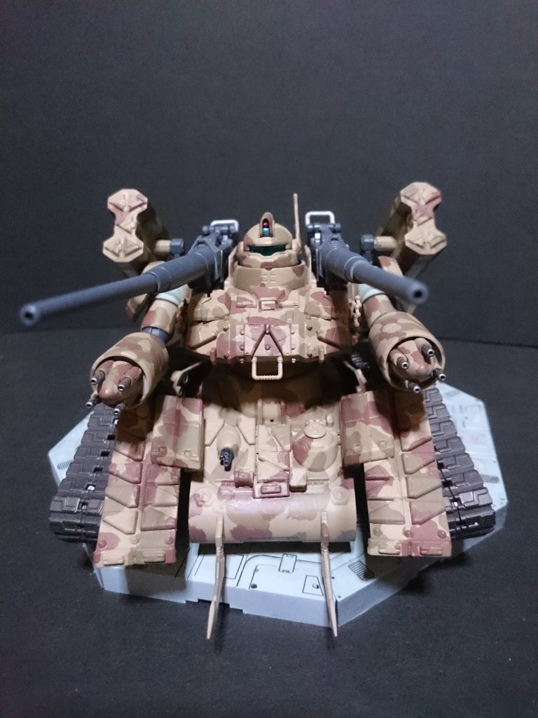 塗装下地にタンを使い、後は筆で迷彩にしました