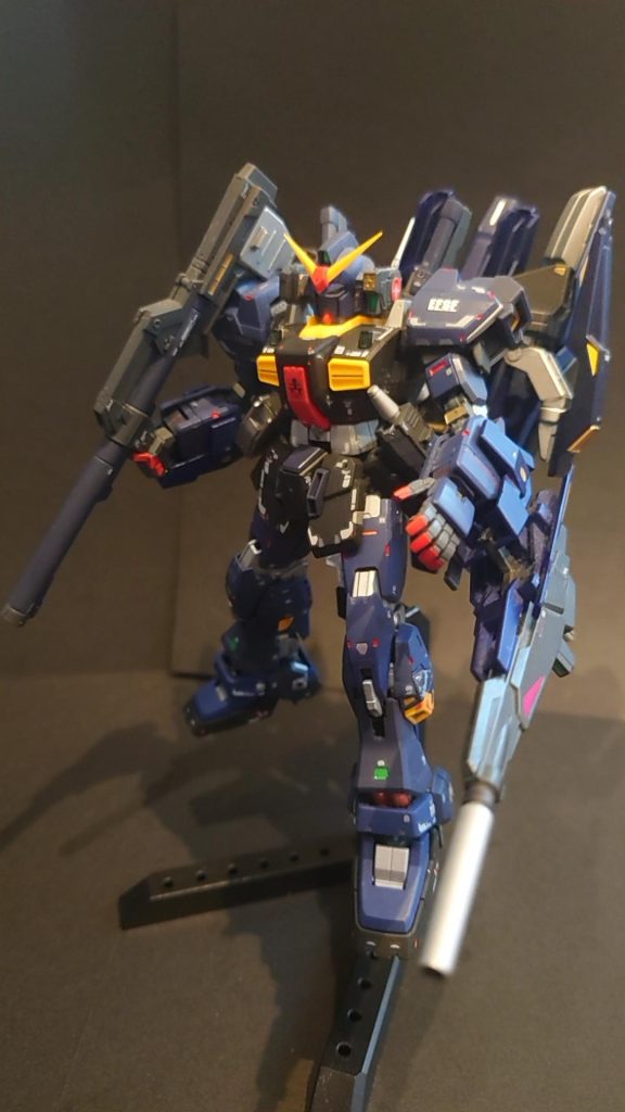 バックパックと腕部ガントレットに装着することで合体運用が出来る。