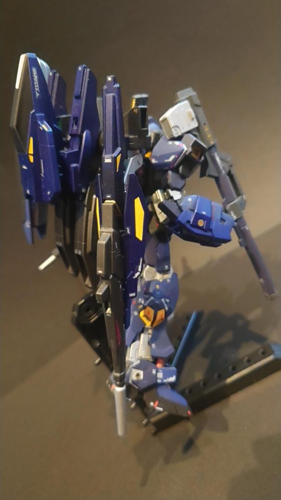 2丁の高出力ロングレンジ・メガビームライフルは一撃で大型巡洋艦を沈める破壊力があるが、その高出力故にグリップを使用しての射撃はマニュピレーターを粉砕してしまう為、腕部に装着されたガントレットに固定しての運用に限定されている。