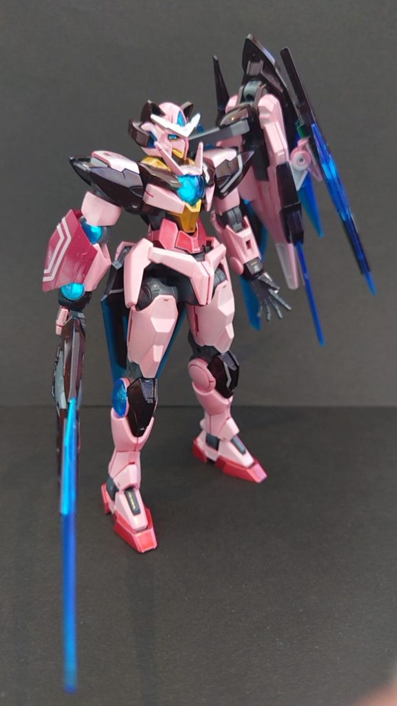 小改造で額のセンサーを余剰であったクリアパーツに置き換え、右腕にRGクアンタのガントレットを付けてます。