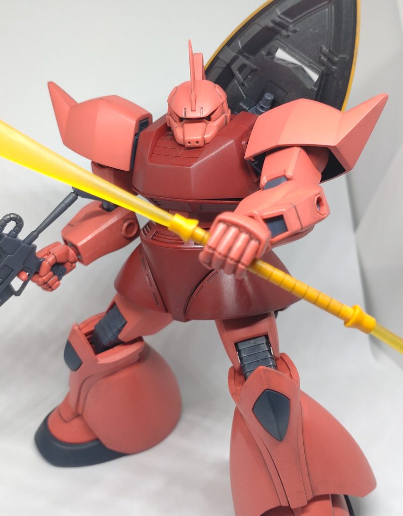武器、両手持ちで。