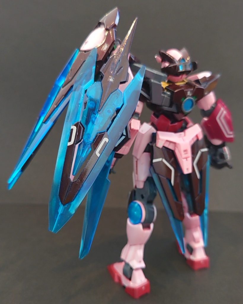 GNバインダーを左肩に寄せてシールド形態で