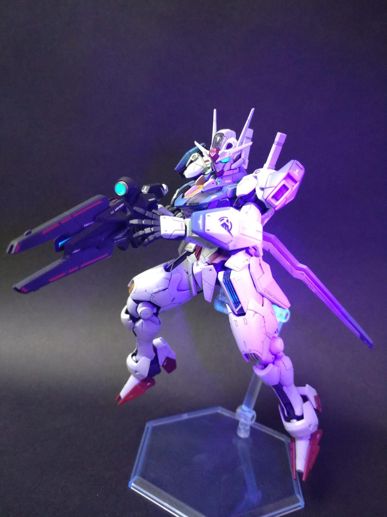 目、シェルユニット、ライフル銃口部は蛍光クリアを塗装、ブラックライトで光ります。しかしトランザムしそうな色ですねw