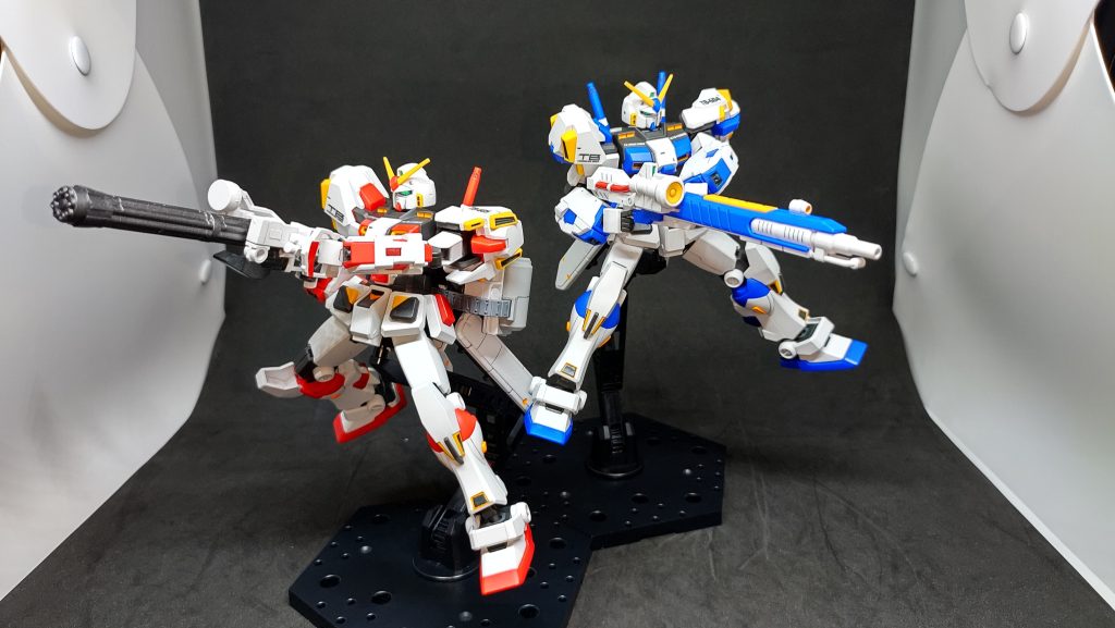 メガ·ビーム·ランチャーとジャイアント·ガドリングを構えて。設定上、４号機がメガビームで艦隊を攻撃、5号機がジャイアントガドで敵の掃討·牽制という役割らしいです。